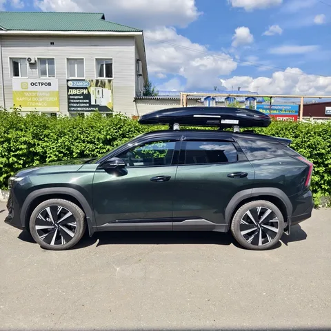 Автобокс для Geely Atlas — ENROAD Nomadix Pro XL Slim 400-E, цвет «Чёрный» — вид автомобиля с установленным автобоксом