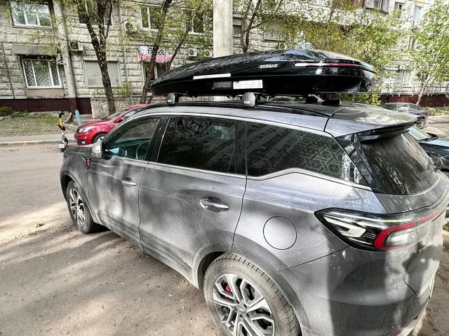 ENROAD на Chery Tiggo 7 Pro Max: автобокс ENROAD Nomadix Pro XL Slim 400, цвет «Чёрный» — дополнительный ракурс автомобиля с установленным автобоксом