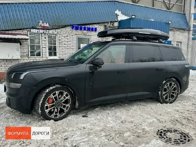 ENROAD на LYNK & CO 900: автобокс ENROAD Nomadix Pro XXL Slim-450, цвет «Чёрный» — дополнительный ракурс автомобиля с установленным автобоксом
