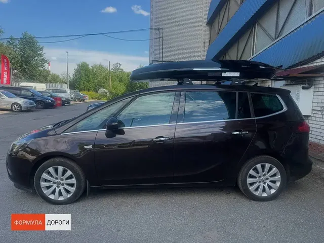 Бокс на крышу ENROAD Nomadix Pro XXL Slim-450 для Opel Zafira C, цвет «Чёрный» — общий ракурс автомобиля с установленным автобоксом