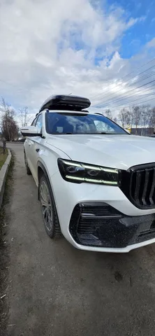 Бокс на крышу ENROAD Nomadix Pro XL Slim 400-E для Geely Monjaro, цвет «Чёрный» — общий ракурс автомобиля с установленным автобоксом
