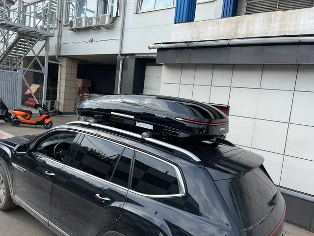 Чёрный автобокс ENROAD Nomadix Pro XXL 600-E на Volkswagen Teramont — общий вид автомобиля с установленным автобоксом