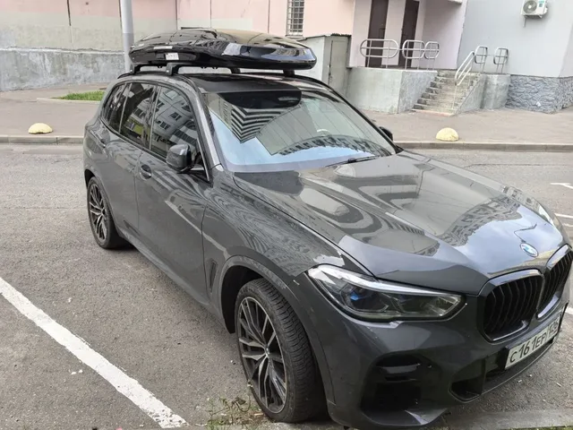 Автобокс для BMW X5 — ENROAD Nomadix Pro XXL Slim 450-E, цвет «Чёрный» — вид автомобиля с установленным автобоксом