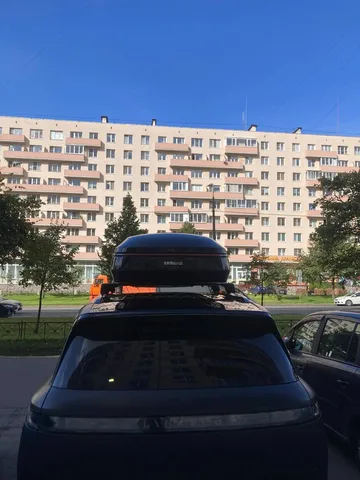 Бокс на крышу ENROAD Nomadix Pro XXL 600-E для LYNK & CO 900, цвет «Чёрный» — общий ракурс автомобиля с установленным автобоксом