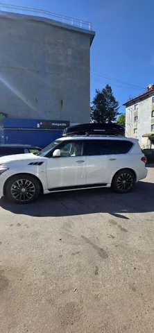 ENROAD на Infiniti QX80: автобокс ENROAD Nomadix Pro XXL 600-E, цвет «Чёрный» — дополнительный ракурс автомобиля с установленным автобоксом
