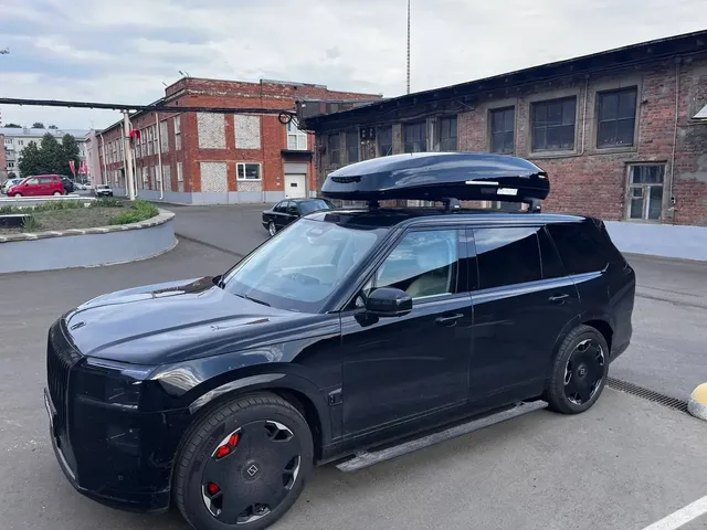 Чёрный автобокс ENROAD Nomadix Pro XXL 600-E на Zeekr 9X — вид автомобиля с установленным автобоксом, другой ракурс