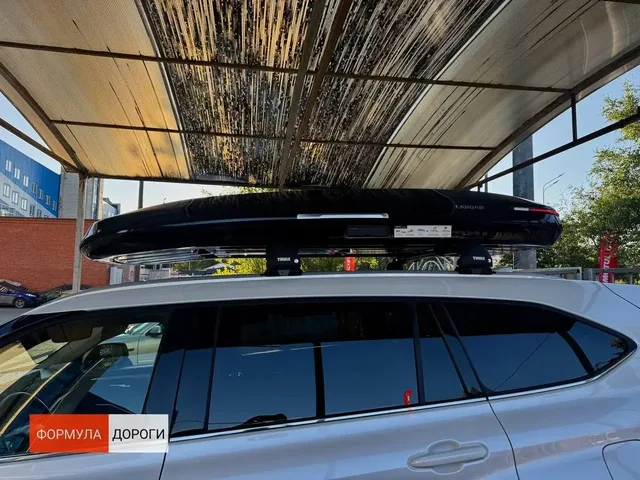 Бокс на крышу ENROAD Nomadix Pro XXL Slim 450-E для Toyota Highlander, цвет «Чёрный» — общий ракурс автомобиля с установленным автобоксом
