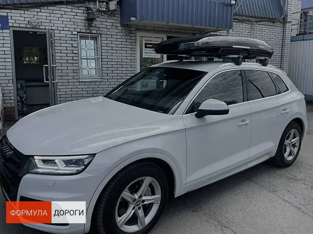 Чёрный автобокс ENROAD Nomadix Pro XL Slim 400-E на Audi Q5 — общий вид автомобиля с установленным автобоксом