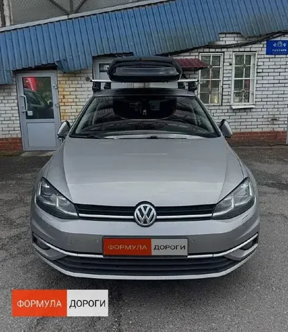 Автобокс для Volkswagen Golf — ENROAD Nomadix Pro XL Slim 400, цвет «Чёрный» — вид автомобиля с установленным автобоксом