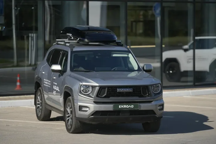 Бокс на крышу ENROAD Nomadix Pro XL Slim 400-E для Haval H7, цвет «Чёрный» — общий ракурс автомобиля с установленным автобоксом