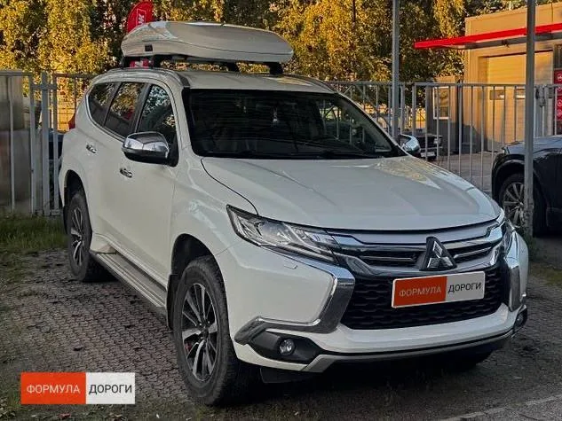 Автобокс для Mitsubishi Pajero Sport — ENROAD Nomadix Pro XL Slim 400-E, цвет «Чёрный» — вид автомобиля с установленным автобоксом
