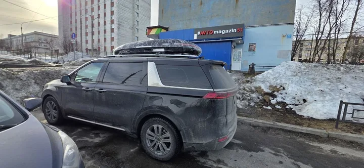 Чёрный автобокс ENROAD Nomadix Pro XL Slim 400-E на Kia Carnival — общий вид автомобиля с установленным автобоксом