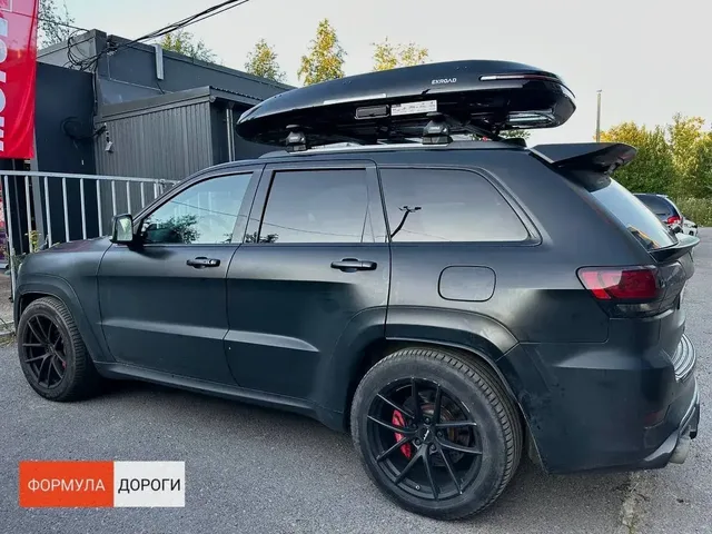 Чёрный автобокс ENROAD Nomadix Pro XL Slim 400 на Jeep Grand Cherokee — общий вид автомобиля с установленным автобоксом