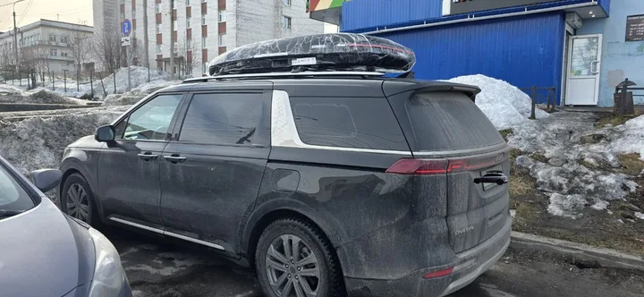 Чёрный автобокс ENROAD Nomadix Pro XL Slim 400-E на Kia Carnival — вид автомобиля с установленным автобоксом, другой ракурс