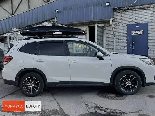 Бокс на крышу ENROAD Nomadix Pro XL Slim 400 для Subaru Forester, цвет «Чёрный» — общий ракурс автомобиля с установленным автобоксом