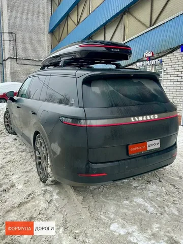 Чёрный автобокс ENROAD Nomadix Pro XXL Slim-450 на LYNK & CO 900 — общий вид автомобиля с установленным автобоксом