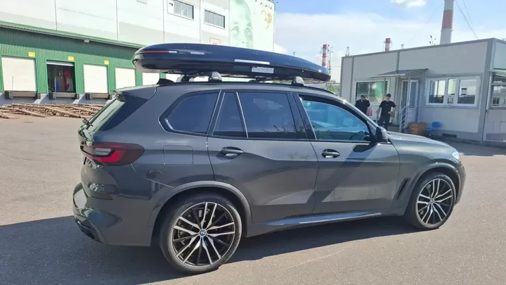 Чёрный автобокс ENROAD Nomadix Pro XXL Slim 450-E на BMW X5 — вид автомобиля с установленным автобоксом, другой ракурс