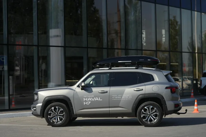 Автобокс для Haval H7 — ENROAD Nomadix Pro XL Slim 400-E, цвет «Чёрный» — вид автомобиля с установленным автобоксом
