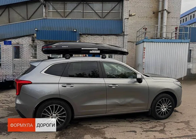 Чёрный автобокс ENROAD Nomadix Pro XXL Slim 450-E на Haval Jolion — общий вид автомобиля с установленным автобоксом