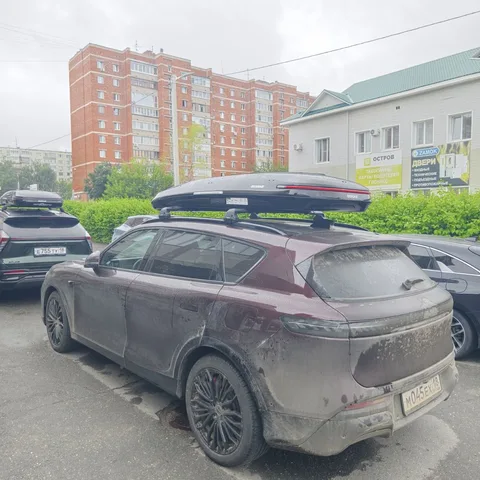 Автобокс для Voyah FREE — ENROAD Nomadix Pro XXL Slim 450-E, цвет «Чёрный» — вид автомобиля с установленным автобоксом