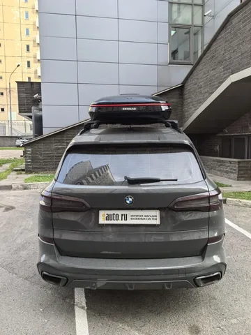 Бокс на крышу ENROAD Nomadix Pro XXL Slim 450-E для BMW X5, цвет «Чёрный» — общий ракурс автомобиля с установленным автобоксом