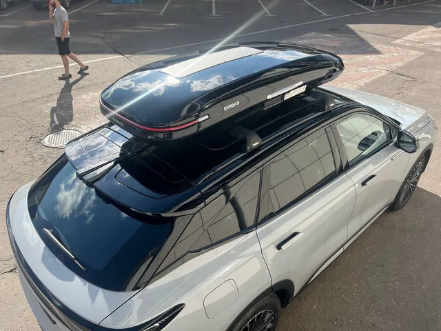 Автобокс для Exeed RX — ENROAD Nomadix Pro XL Slim 400-E, цвет «Чёрный» — вид автомобиля с установленным автобоксом