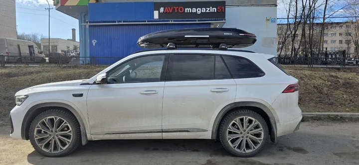 Чёрный автобокс ENROAD Nomadix Pro XL Slim 400-E на Geely Monjaro — общий вид автомобиля с установленным автобоксом