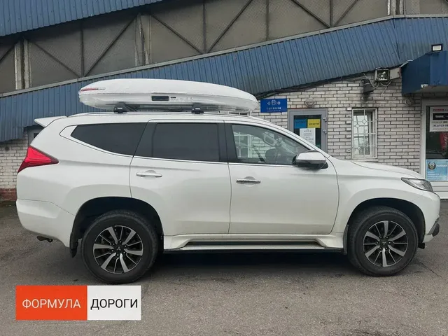 Бокс на крышу ENROAD Nomadix Pro XL Slim 400-E для Mitsubishi Pajero Sport, цвет «Белый» — общий ракурс автомобиля с установленным автобоксом