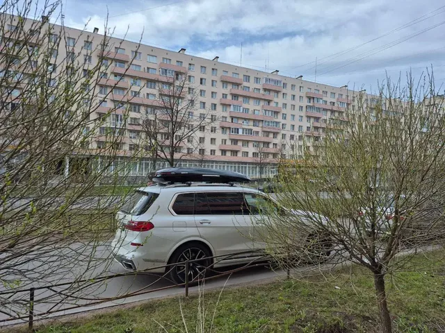 Бокс на крышу ENROAD Nomadix Pro XXL Slim-450 для BMW X7, цвет «Чёрный» — общий ракурс автомобиля с установленным автобоксом