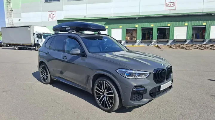 Чёрный автобокс ENROAD Nomadix Pro XXL Slim 450-E на BMW X5 — общий вид автомобиля с установленным автобоксом