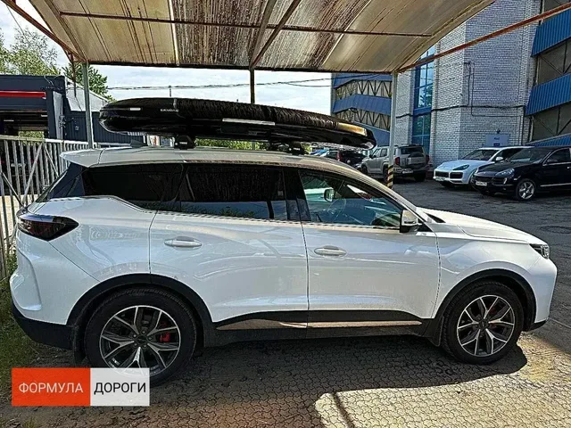 Чёрный автобокс ENROAD Nomadix Pro XXL Slim-450 на Tenet T7 — общий вид автомобиля с установленным автобоксом