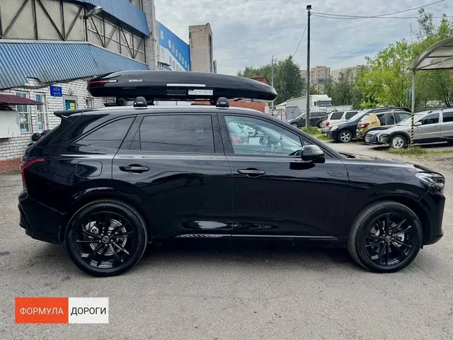 ENROAD на Hongqi HS3: автобокс ENROAD Nomadix Pro XL Slim 400-E, цвет «Чёрный» — дополнительный ракурс автомобиля с установленным автобоксом
