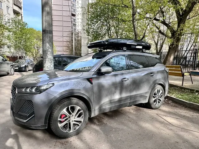 Чёрный автобокс ENROAD Nomadix Pro XL Slim 400 на Chery Tiggo 7 Pro Max — общий вид автомобиля с установленным автобоксом