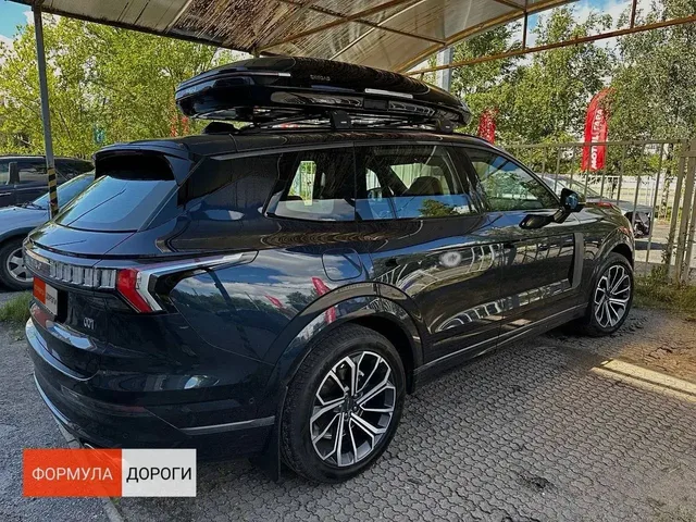 Чёрный автобокс ENROAD Nomadix Pro XL Slim 400-E на LYNK & CO 09 — общий вид автомобиля с установленным автобоксом