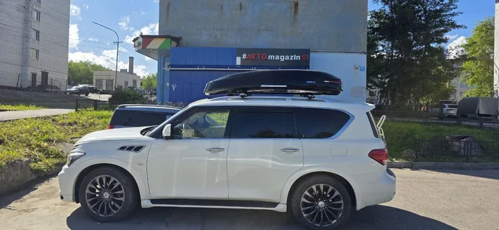 Чёрный автобокс ENROAD Nomadix Pro XXL 600-E на Infiniti QX80 — общий вид автомобиля с установленным автобоксом