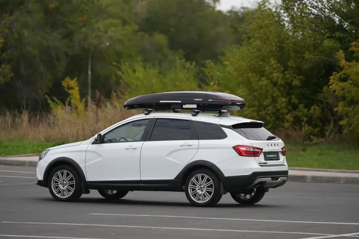 Бокс на крышу ENROAD Nomadix Pro XL Slim 400-E для Lada VESTA SW, цвет «Чёрный» — общий ракурс автомобиля с установленным автобоксом