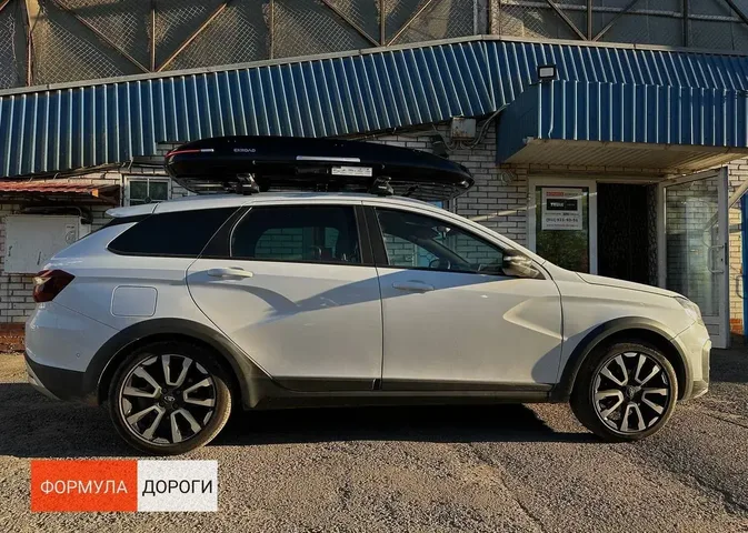 Бокс на крышу ENROAD Nomadix Pro XL Slim 400-E для Lada VESTA SW, цвет «Чёрный» — общий ракурс автомобиля с установленным автобоксом