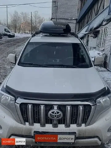 Чёрный автобокс ENROAD Nomadix Pro XL Slim 400 на Toyota Land Cruiser Prado 150 — вид автомобиля с установленным автобоксом, другой ракурс