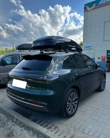 ENROAD на Geely EX5 EM-i: автобокс ENROAD Nomadix Pro XL 500-E, цвет «Чёрный» — дополнительный ракурс автомобиля с установленным автобоксом