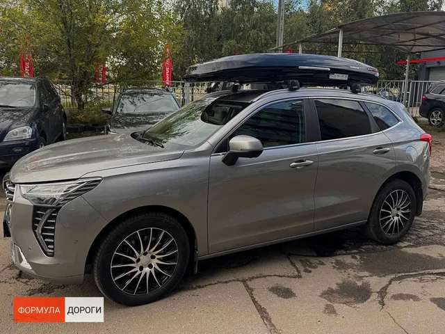 ENROAD на Haval Jolion: автобокс ENROAD Nomadix Pro XXL Slim 450-E, цвет «Чёрный» — дополнительный ракурс автомобиля с установленным автобоксом
