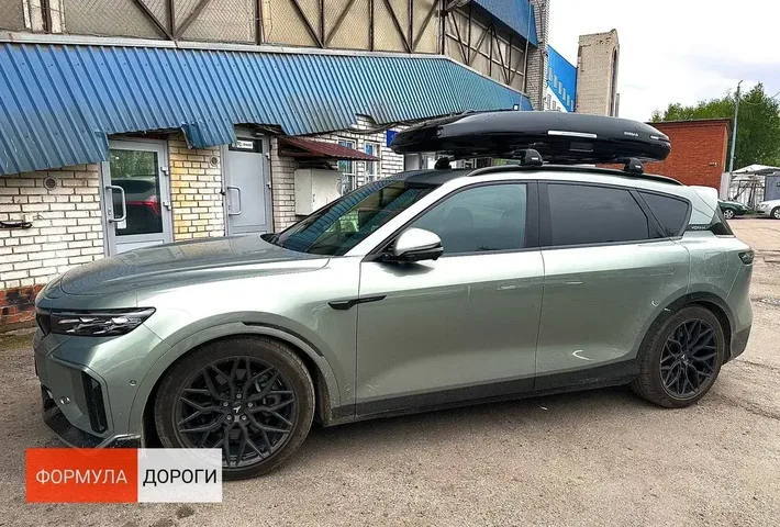 ENROAD на Voyah FREE: автобокс ENROAD Nomadix Pro XL Slim 400, цвет «Чёрный» — дополнительный ракурс автомобиля с установленным автобоксом