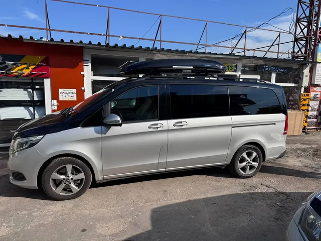 Чёрный автобокс ENROAD Nomadix Pro XL Slim 400 на Mercedes-Benz V-Class — общий вид автомобиля с установленным автобоксом