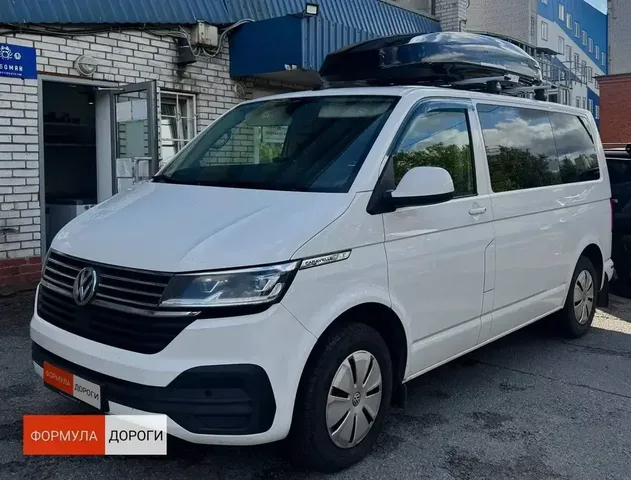 Автобокс для Volkswagen Multivan T6 — ENROAD Nomadix Pro XXL 600-E, цвет «Чёрный» — передний ракурс автомобиля под углом и высота автобокса
