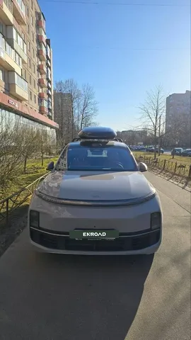 Автобокс для Lixiang L9 — ENROAD Nomadix Pro XXL Slim-450, цвет «Чёрный» — вид автомобиля с установленным автобоксом