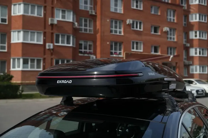 Чёрный автобокс ENROAD Nomadix Pro XL Slim 400-E на BMW 5 Series — вид автомобиля с установленным автобоксом, другой ракурс
