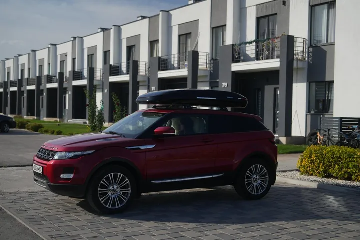 ENROAD на LandRover Range Rover Evoque: автобокс ENROAD Nomadix Pro XL Slim 400-E, цвет «Чёрный» — дополнительный ракурс автомобиля с установленным автобоксом