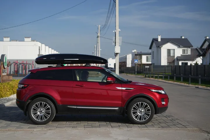 Чёрный автобокс ENROAD Nomadix Pro XL Slim 400-E на LandRover Range Rover Evoque — общий вид автомобиля с установленным автобоксом