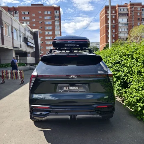 Чёрный автобокс ENROAD Nomadix Pro XL Slim 400-E на Geely Atlas — общий вид автомобиля с установленным автобоксом