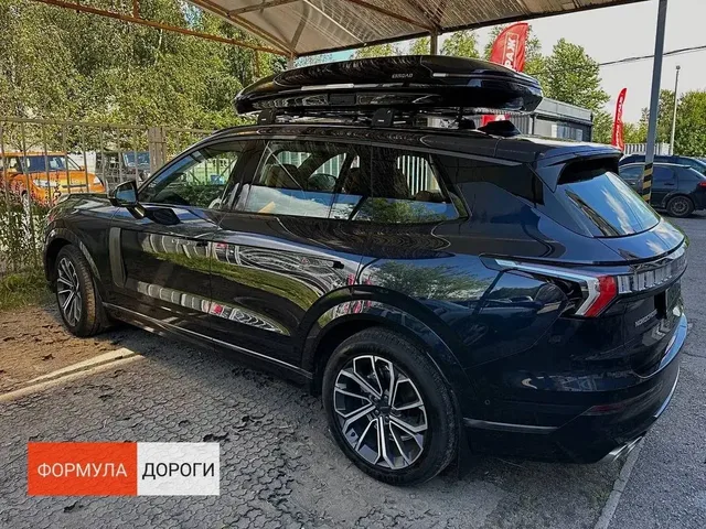 Автобокс для LYNK & CO 09 — ENROAD Nomadix Pro XL Slim 400-E, цвет «Чёрный» — вид автомобиля с установленным автобоксом