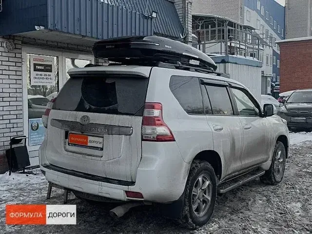ENROAD на Toyota Land Cruiser Prado 150: автобокс ENROAD Nomadix Pro XL Slim 400, цвет «Чёрный» — дополнительный ракурс автомобиля с установленным автобоксом